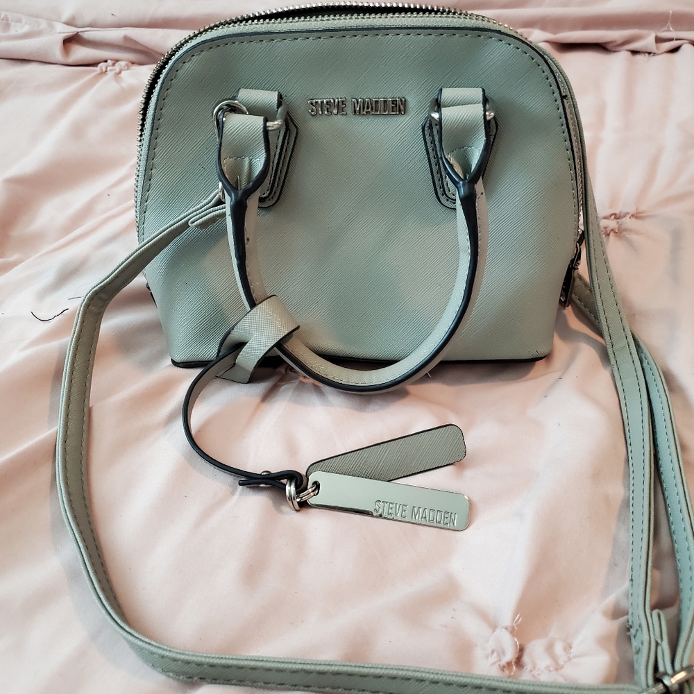 Steve Madden, Small grey purse, crossbody strap and metal tag. Very cute.